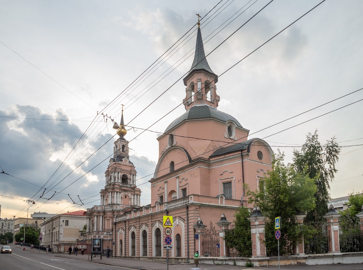 Петра и Павла, первоверховных апостолов, в Новой Басманной слободе, храм -  Центральное викариатство города Москвы